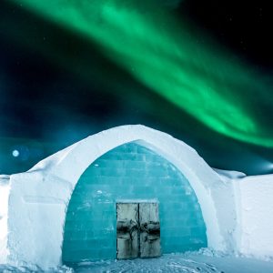 Konst av is och snö inne i Icehotell, kompletteras med naturens vackraste skådespel i vinternatten - norrskenet.  Foto: Asaf Kliger